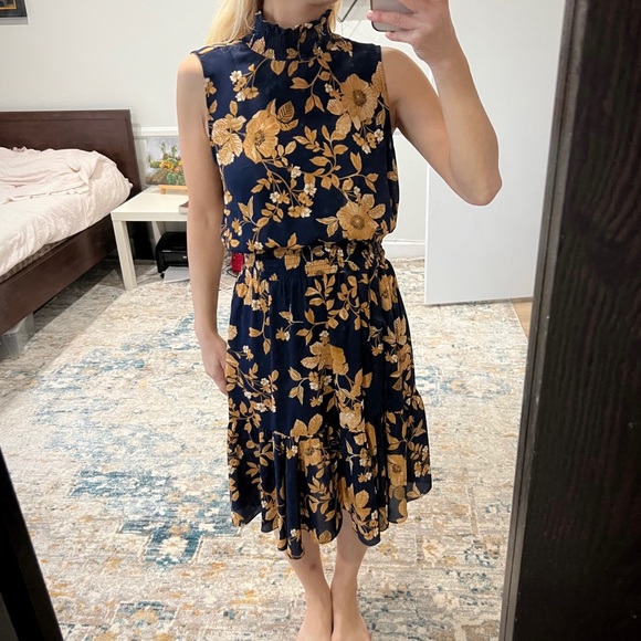 Dresses & Skirts - 👗🌟Mock turtle neck Floral dress - SMALL 👗 🌟